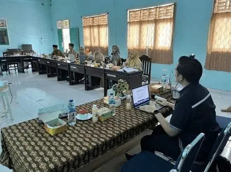 Pak Reza selaku PIC Pendampingan SMKPK bersama guru-guru dari SMKS Raudhatul Mujawwidin