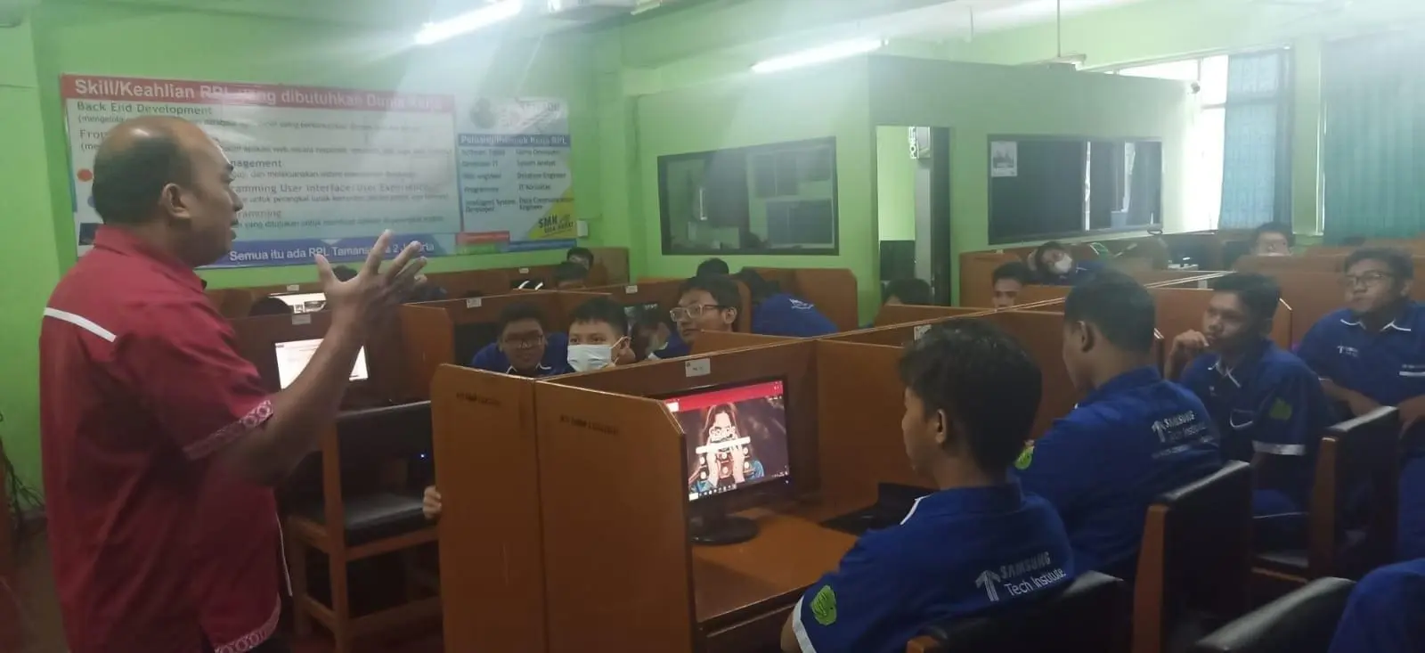 Pendampingan ke-5 Program SMKPK di SMKS Taman Siswa 2 mengenai Dunia Telekomunikasi