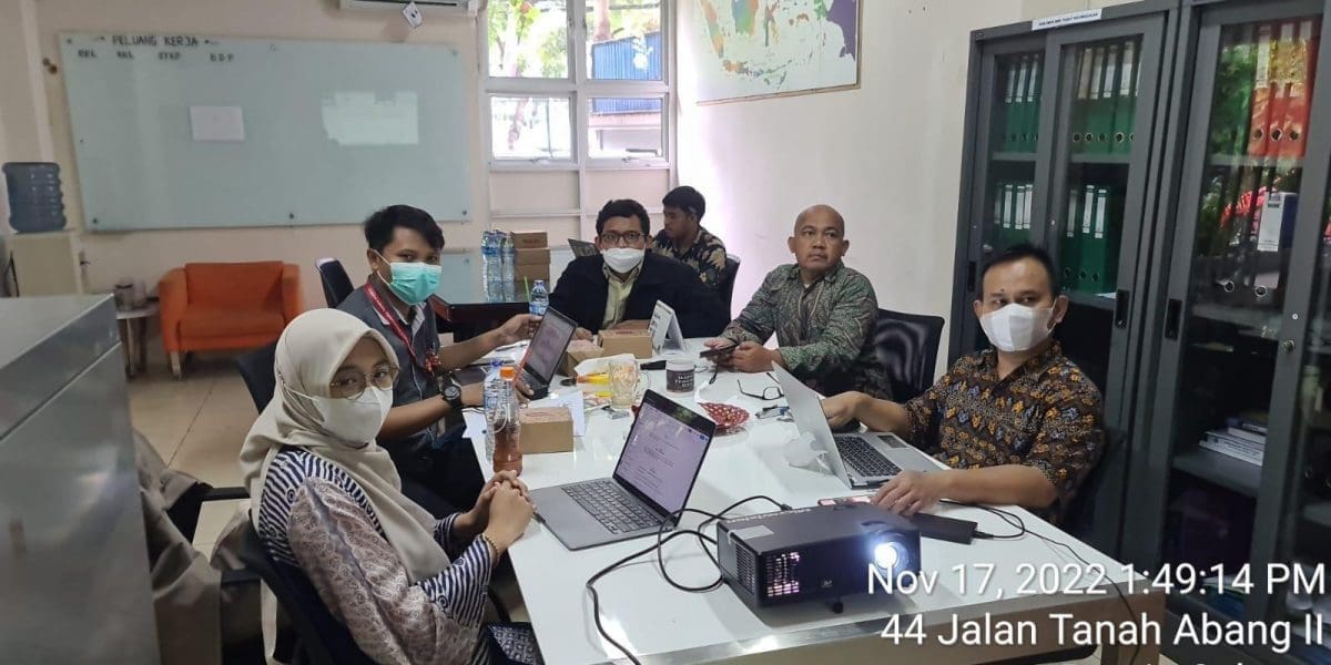 Peserta workshop Teaching Factory di SMKS Jakarta Pusat 1 sedang mempelajari teknik SEO dalam rangka pendampingan Teaching Factory yang ke-6.