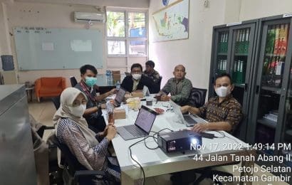 Peserta workshop Teaching Factory di SMKS Jakarta Pusat 1 sedang mempelajari teknik SEO dalam rangka pendampingan Teaching Factory yang ke-6.