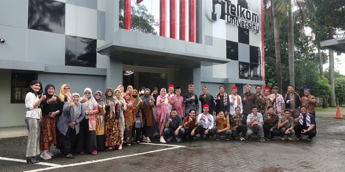 Foto Bersama Kick Off Rabu Nusantara Telkom University Jakarta