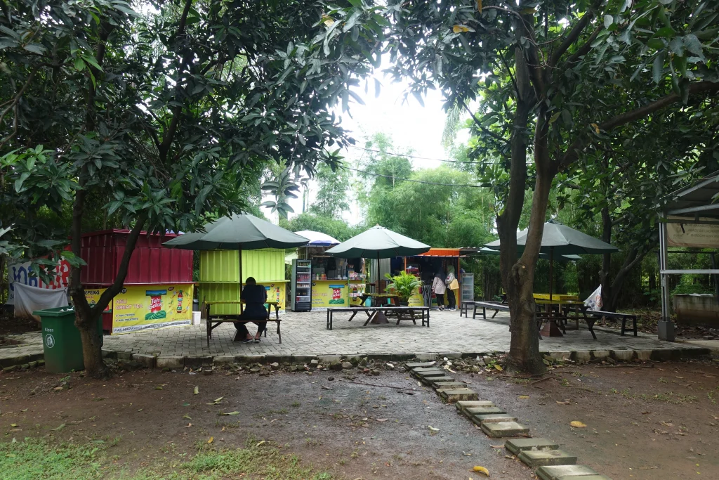 POV dari depan Fasilitas Kantin Telkom University Kampus Jakarta