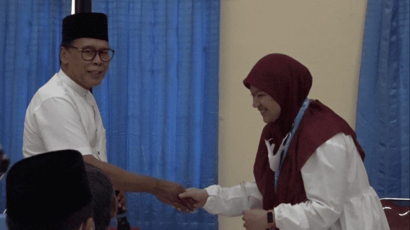 Penyerahan SK Promosi di sela-sela Buka Bersama Pegawai dan Mahasiswa