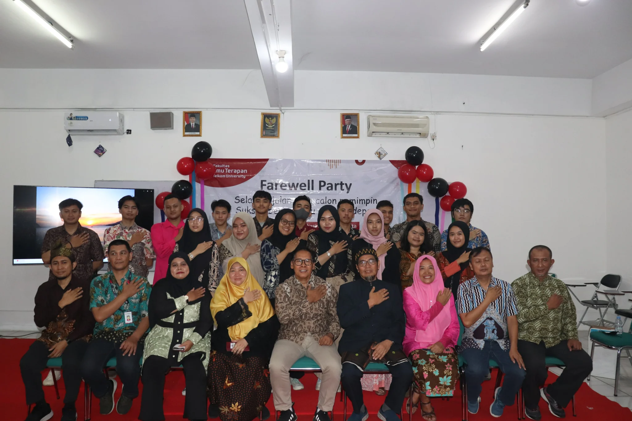 Foto bersama direktur, dosen, dan calon wisudawan D3 Teknik Telekomunikasi TelU Jakarta saat kegiatan farewell party