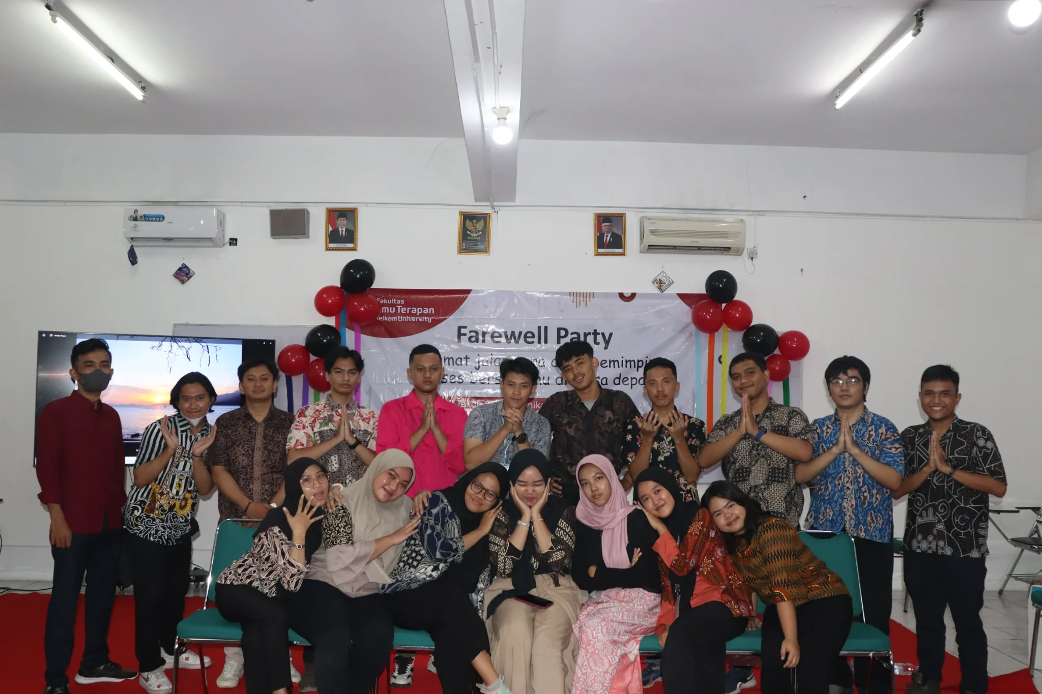 Foto bersama calon wisudawan D3 Teknik Telekomunikasi TelU Jakarta saat kegiatan farewell party