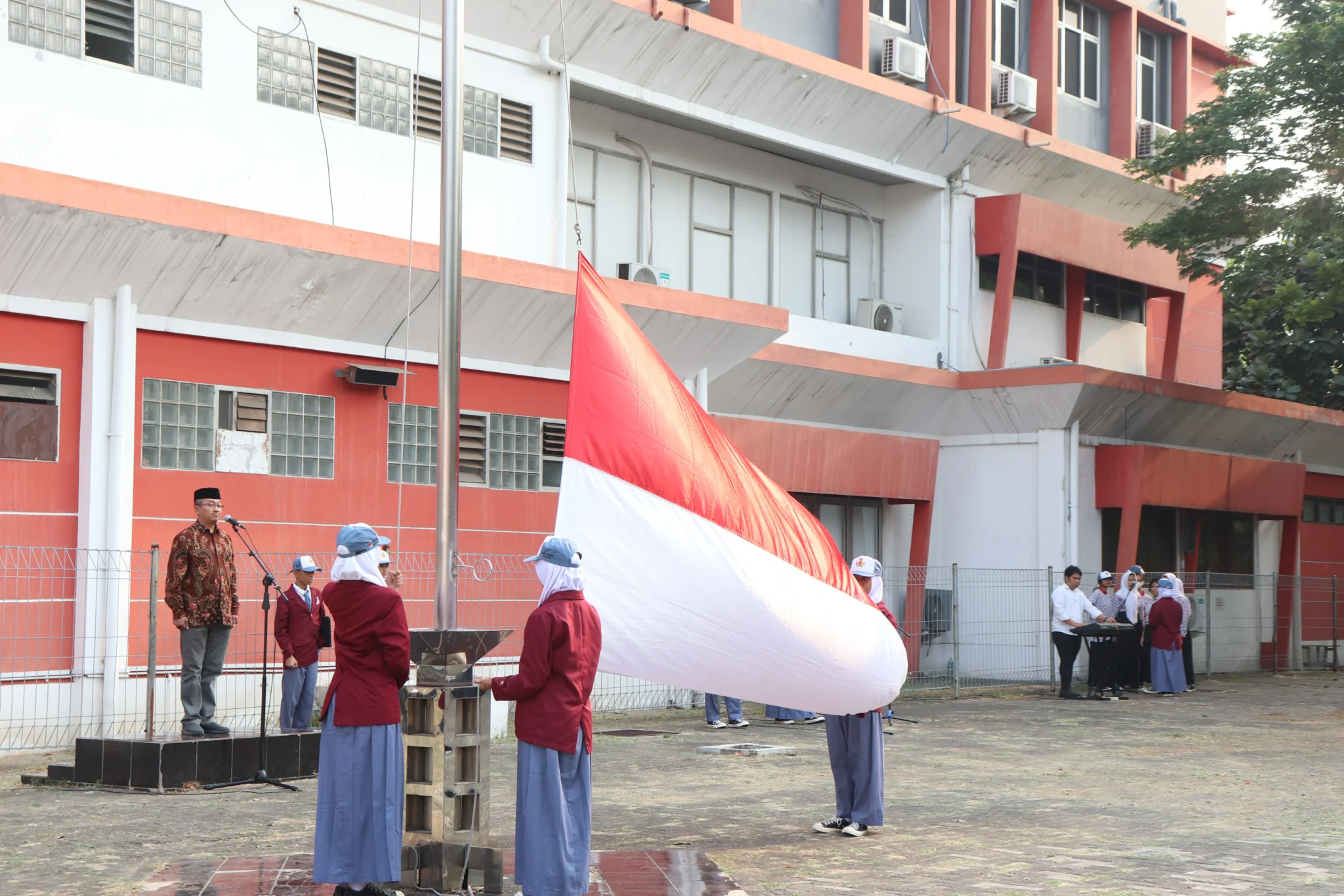 Pengibaran bendera merah putih di Hari Pahlawan