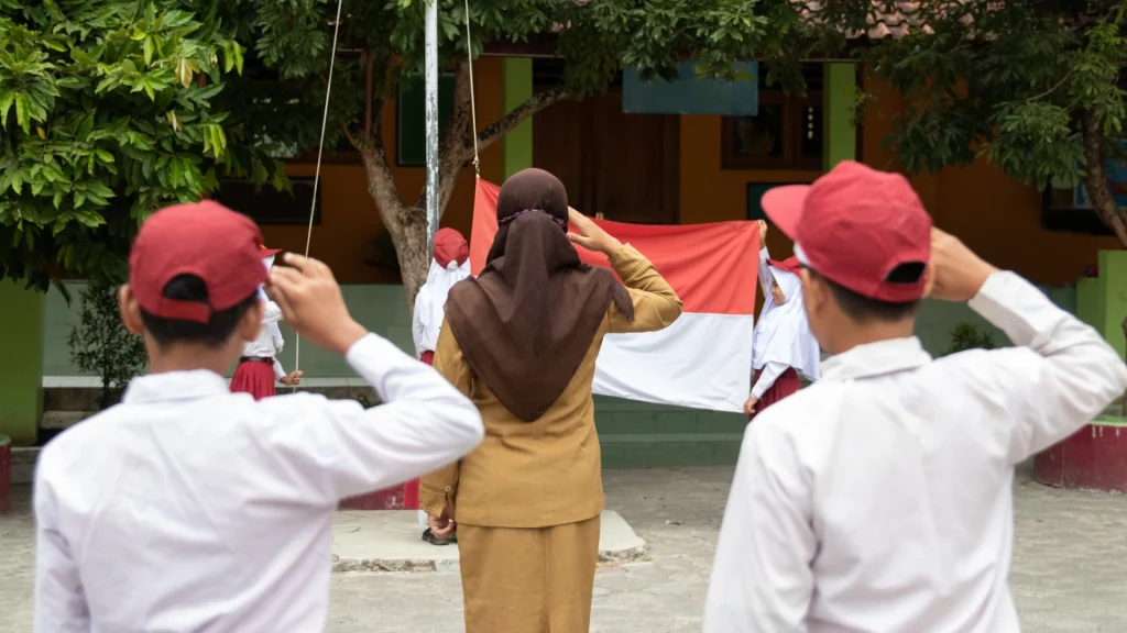 Guru dan Murid Hormat kepada Bendera Merah Putih