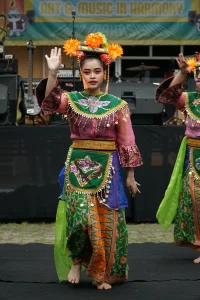 Seorang Mahasiswa yang Menarikan Tari Jaipong