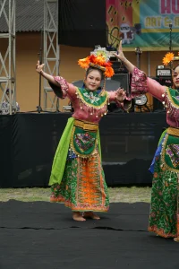 Seorang Mahasiswa yang Menarikan Tari Jaipong