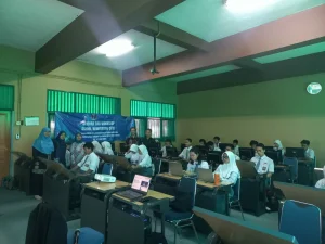 Para Siswa Fokus Mempelajari Materi Edukasi Minecraft Para Siswa SMA 94 Jakarta Fokus Mempelajari Materi Edukasi Minecraft
