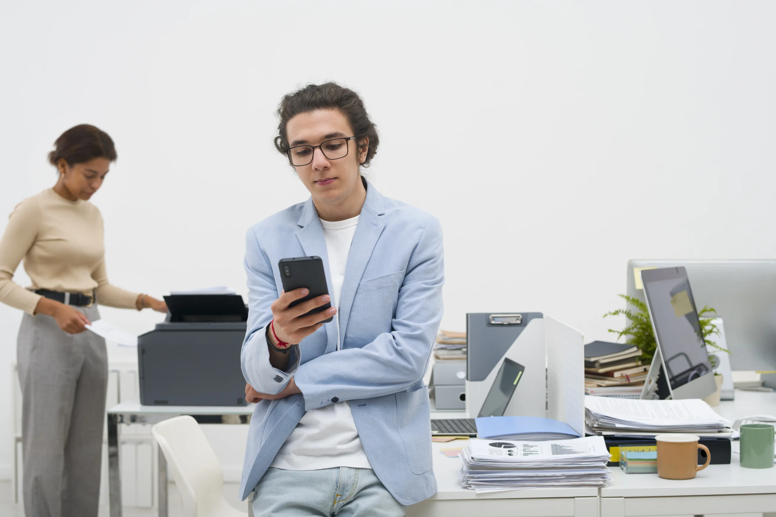 Ketergantungan Digital di Tempat Kerja untuk menghindari kebosanan