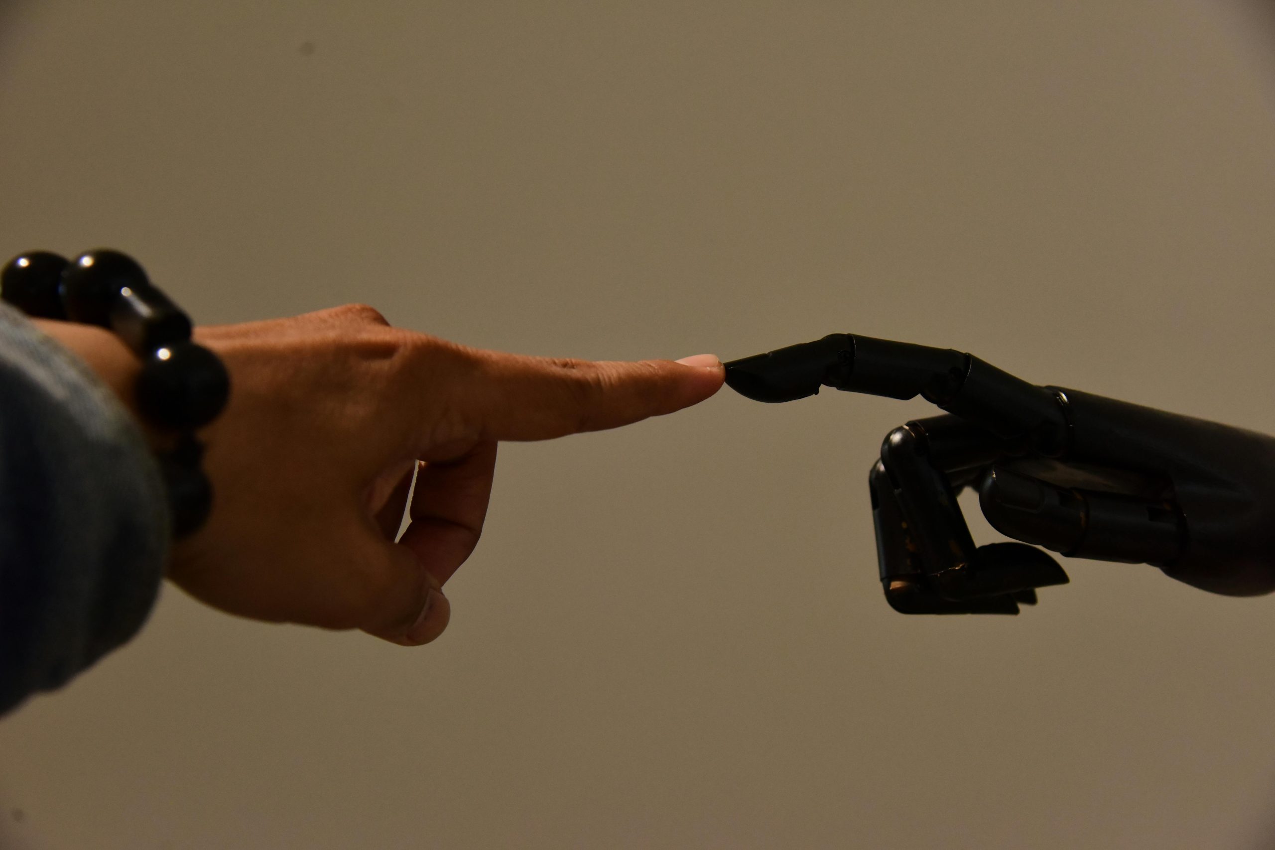 simbol etika AI jari manusia dan robot bersentuhan simbol etika AI jari manusia dan robot bersentuhan