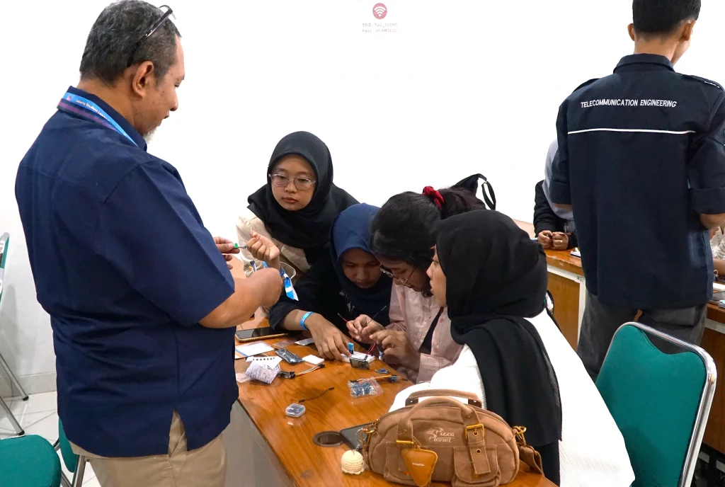 Trial Class Prodi S1 Teknik Telekomunikasi Trial Class Prodi S1 Teknik Telekomunikasi