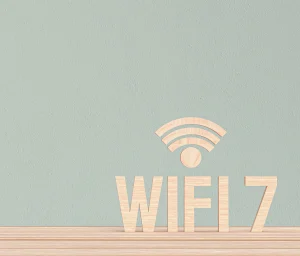 Teks dan simbol Wi-Fi 7 berbahan kayu dengan gaya minimalis berlatar belakang dinding polos